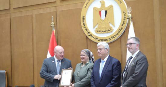  وزير التعليم العالي يلتقي وفد الكلية الملكية للجراحين في أدنبرة بالمملكة المتحدة