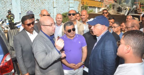 وزير الرى ومحافظ بنى سويف يشرفان على إزالة تعديات مبانى مخالفة بالفشن.. صور