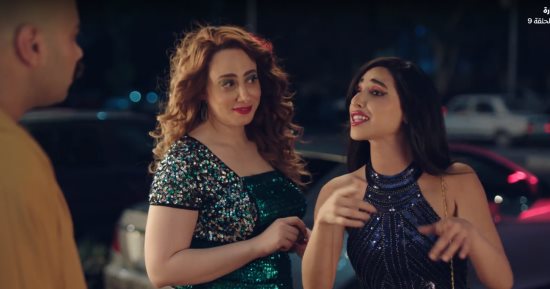 آية سماحة تحاول لفت انتباه عوض البواب فى "على باب العمارة"