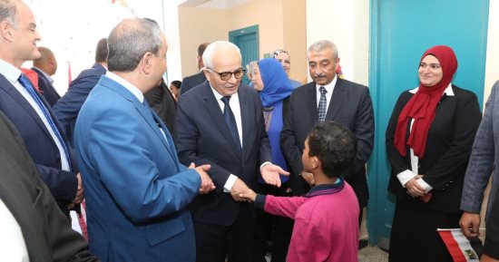وزير التعليم ومحافظ الإسماعيلية يتابعان انتظام سير العام الدراسى.. صور 