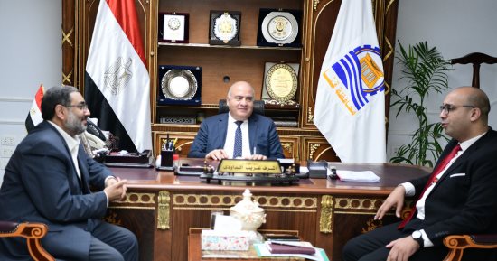 محافظ قنا يوجه بسرعة التعاقد مع صيادلة للتيسير على المرضى.. اعرف التفاصيل