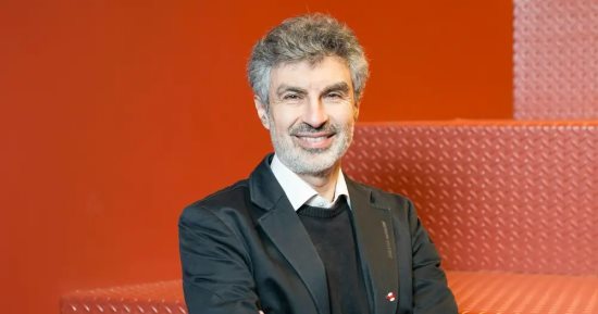 الأب الروحى للذكاء الاصطناعى يحذر: لا تجعلوا شركات التكنولوجيا الكبرى تكتب قواعد الـ AI