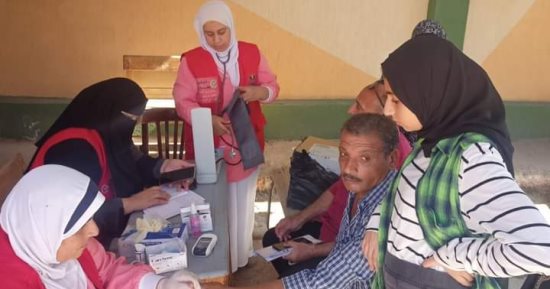 الكشف على 1168 مواطنًا خلال القافلة الطبية لجامعة طنطا بالهياتم