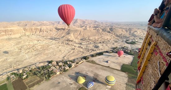 تحليق 1120 سائحا على متن 40 رحلة بالون طائر بالبر الغربى.. صور