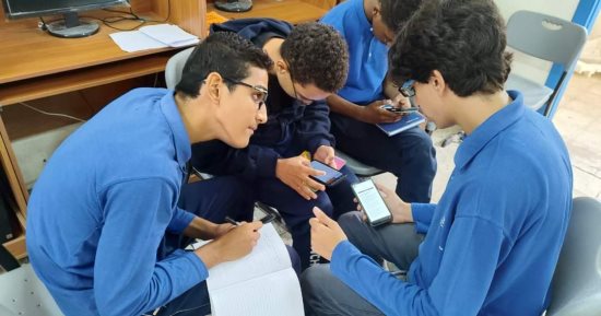 تدريب طلاب مدارس التكنولوجيا على الذكاء الاصطناعي والفنون الرقمية.. صور 