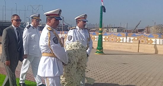 محافظ كفر الشيخ يضع إكليلا من الزهور على النصب التذكارى لشهداء البرلس.. صور