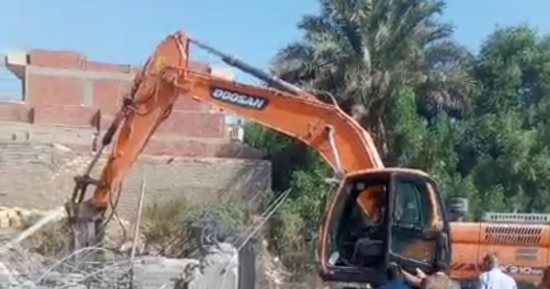 وزير الرى ومحافظ بنى سويف يتابعان أعمال إزالة تعديات بالبناء على النيل