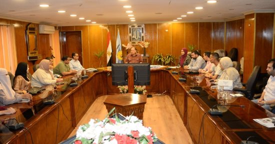 محافظ أسيوط يلتقى أعضاء فريق مراكز شباب مصر ويعلن دعم الشباب بكافة القطاعات 