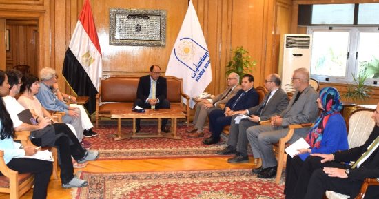 رئيس جامعة حلوان يستقبل وفدا من جامعة غرناطة الإسبانية لتعزيز التعاون الدولي