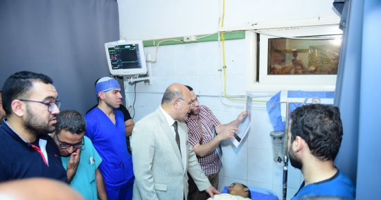 رئيس جامعة سوهاج يطمئن على الوضع الصحى للطلاب للمصابين خلال حادث سير.. صور