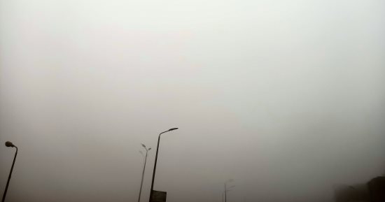 الشبورة المائية تسيطر على الطرق الرئيسية وغلق بعضها.. فيديو