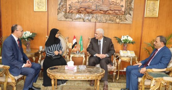 رئيس جامعة المنوفية يقدم واجب العزاء لطالبة فلسطينية فقدت عائلتها فى غزة