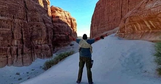 كهوف ووديان وتاريخ عظيم.. رحالة يوثق جولته داخل جبال سيناء