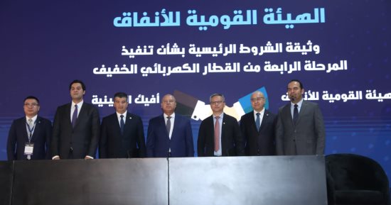 وزير النقل يشهد توقيع 4 عقود و6 مذكرات تفاهم فى مجالات الجر الكهربائى.. صور