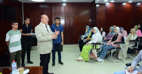 رئيس جامعة سوهاج يلقى محاضرة عملية عن جراحة العظام لطلاب نهائى كلية الطب
