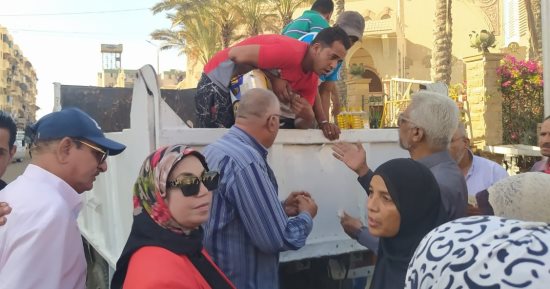 إقبال على منافذ بيع السلع الغذائية بأسعار مخفضة في بورسعيد.. صور