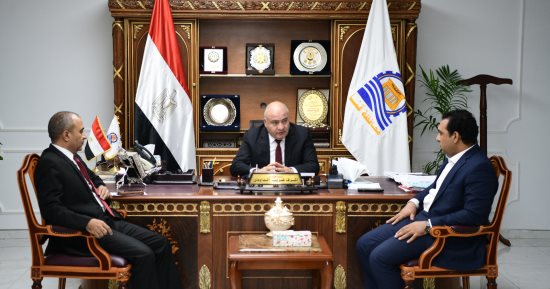محافظ قنا يبحث إنشاء محطة وسيطة لتجميع القمامة بقوص 