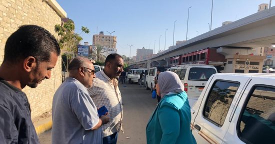 محافظ الإسكندرية يوجه رؤساء الأحياء بالمرور على المواقف ومحطات الوقود 