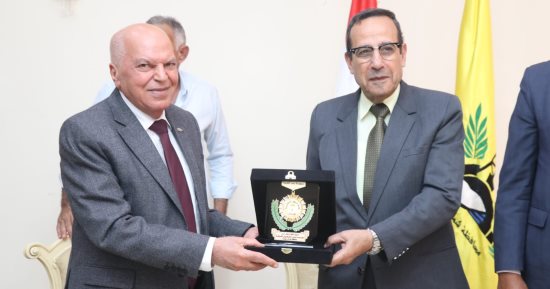 نقيب المعلمين يطالب محافظ شمال سيناء بتخصيص أراض زراعية للمدرسين