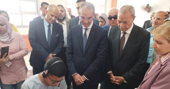 وزير الاتصالات ومحافظ القليوبية يتفقدان مدرستى التربية الفكرية والنور ببنها