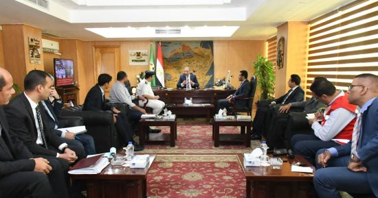 محافظ الفيوم يناقش استعدادات استضافة "ماراثون الرمال الدولى 2023"