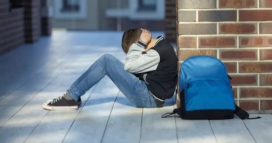 خليكى هادية.. اعرفى تعملى ايه لو طفلك بيرفض يروح المدرسة