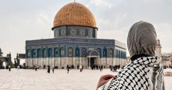 5 أفكار مختلفة لارتداء الشال الفلسطيني.. اختار اللى يناسبك