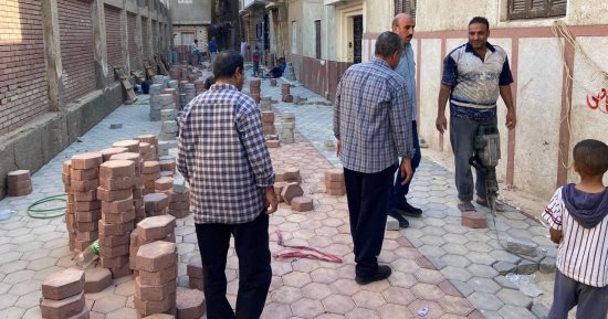  شوارع أسيوط بـ"الإنترلوك".. أعمال تطوير ورفع كفاءة لإضفاء المظهر الجمالى والحضارى بكافة المدن والمراكز.. المواطنون: غيرت واقع شوارعنا.. والمحافظ: خطة الأعمال مستمرة بكل شوارع وميادين المحافظة.. صور