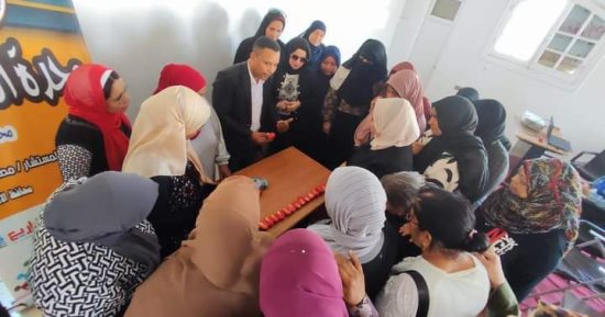 تدريب السيدات فى الأقصر على طريقة تجفيف الطماطم برعاية وحدة السكان.. صور