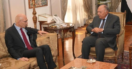 وزير الخارجية يؤكد لمسؤول أممى ضرورة دعم الأطراف الدولية الوقف الفوري لإطلاق النار .. "شكري" يشدد على ضرورة إيصال المساعدات اللازمة لسكان قطاع غزة .. و"فولكر" يثمن جهود مصر على مسار احتواء تداعيات الأزمة