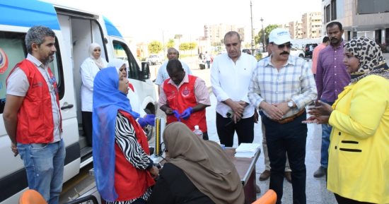 محافظ أسوان يتفقد القافلة الطبية للعاملين بالديوان العام