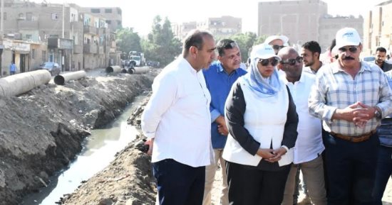 محافظ أسوان يتفقد تغطية الأجزاء المتبقية من مصرف السيل