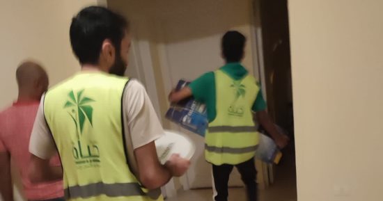 متطوعون من شمال سيناء يجهزون ناديا اجتماعيا لخدمة مرافقى جرحى غزة.. صور