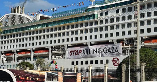 وصول السفينة اليابانية "قارب السلام" إلى ميناء بورسعيد السياحى لدعم فلسطين.. صور