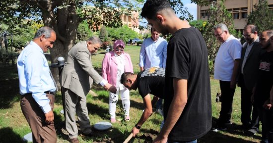 رئيس جامعة كفر الشيخ يزرع الأشجار ويكرم المتميزين خلال ختام الأسبوع البيئى للكليات 