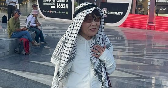 قارب السلام.. مُسنة يابانية ترتدى شال فلسطين تضامنا مع غزة: أوقفوا إطلاق النار