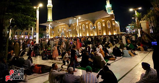 "نحن فى ساحة الحسين نزلنا.. فى حمى الله من أتى لحسينا".. المصريون يحيون ذكرى استقرار رأس الحسين.. وخدمات الطرق الصوفية تقدم الطعام والشراب للزوار.. وانتشار حلقات الذكر والابتهالات