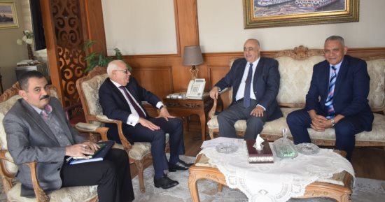 محافظ بورسعيد يناقش تنفيذ مشروعات الخطة الاستثمارية مع وفد من وزارة التخطيط