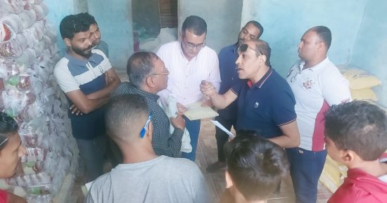 مدير حماية المستهلك بالأقصر يتابع تطبيق مبادرة تخفيض الأسعار بالمحلات والسوبر ماركت.. صور