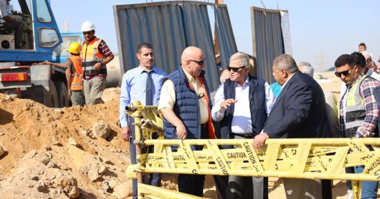 رئيس القابضة للمياه يتفقد مشروع تحسين ورفع كفاءة شبكات الصرف الصحي بالمقطم