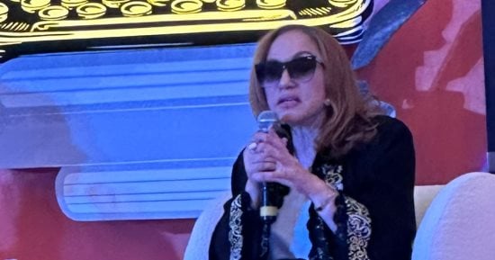 الروائية الجزائرية أحلام مستغانمى تبكى على شهداء غزة فى معرض الشارقة