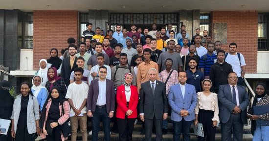 رئيس جامعة المنيا يلتقى بالطلاب الوافدين بالمرحلة الجامعية الأولى والدراسات العليا