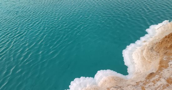 سحر الطبيعة فى بحيرات واحة سيوة.. كثافة المياه تمنع الأجسام من الغرق