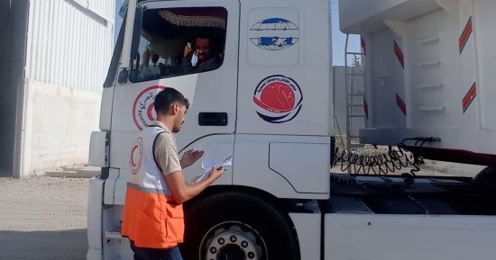 الهلال الأحمر المصرى يعلن تسلم نظيره الفلسطينى 81 شاحنة مساعدات إنسانية