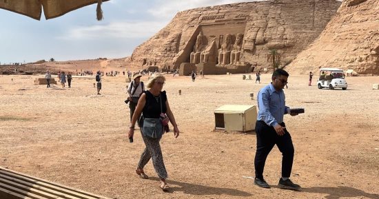 معبد أبو سمبل يستقبل 6 آلاف سائح أجنبى من مختلف الدول.. صور