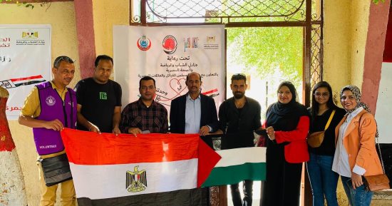 صورة اليوم.. أجانب مقيمين بالأقصر يشاركون بحملة تبرع بالدم لصالح غزة