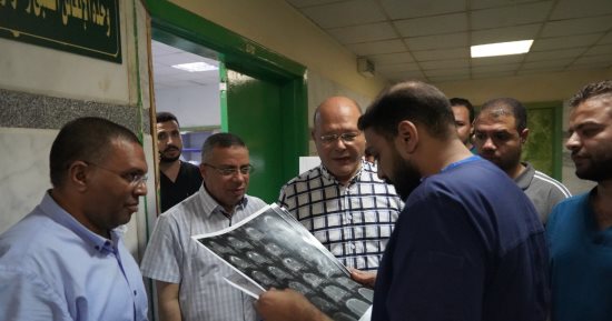 النعمانى يتابع حالة مصابى حادث الصحراوى الغربى بمستشفى سوهاج الجامعى.. صور