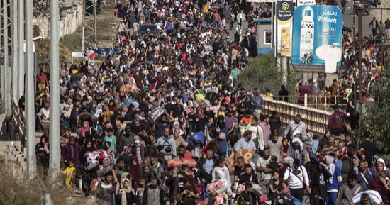 نزوح الفلسطينيين إلى جنوب قطاع غزة حاملين الرايات البيضاء