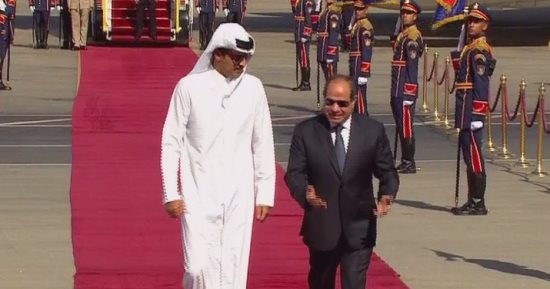 الرئيس السيسى يستقبل أمير قطر لدى وصوله مطار القاهرة