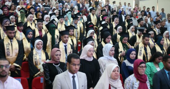 جامعة جنوب الوادى تحتفل بتخريج الدفعة الثالثة لكلية العلاج الطبيعى.. صور